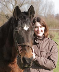 Carolin Jansen mit eigenem Pferd